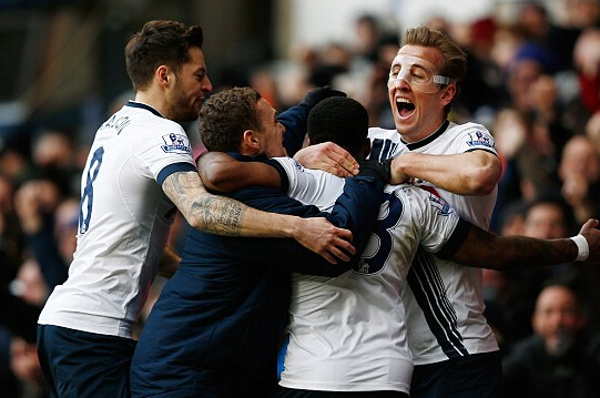 致敬李惠堂，赞助商犀旺送给魏祥鑫一颗柚子足球（向李惠堂致敬，赞助商犀旺向魏祥鑫赠送柚子足球）