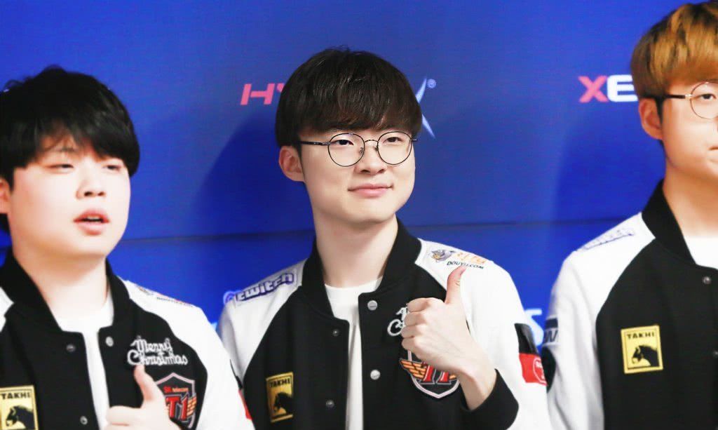 解说米勒参观拳头总部晒照：哎哟,看到两位熟人