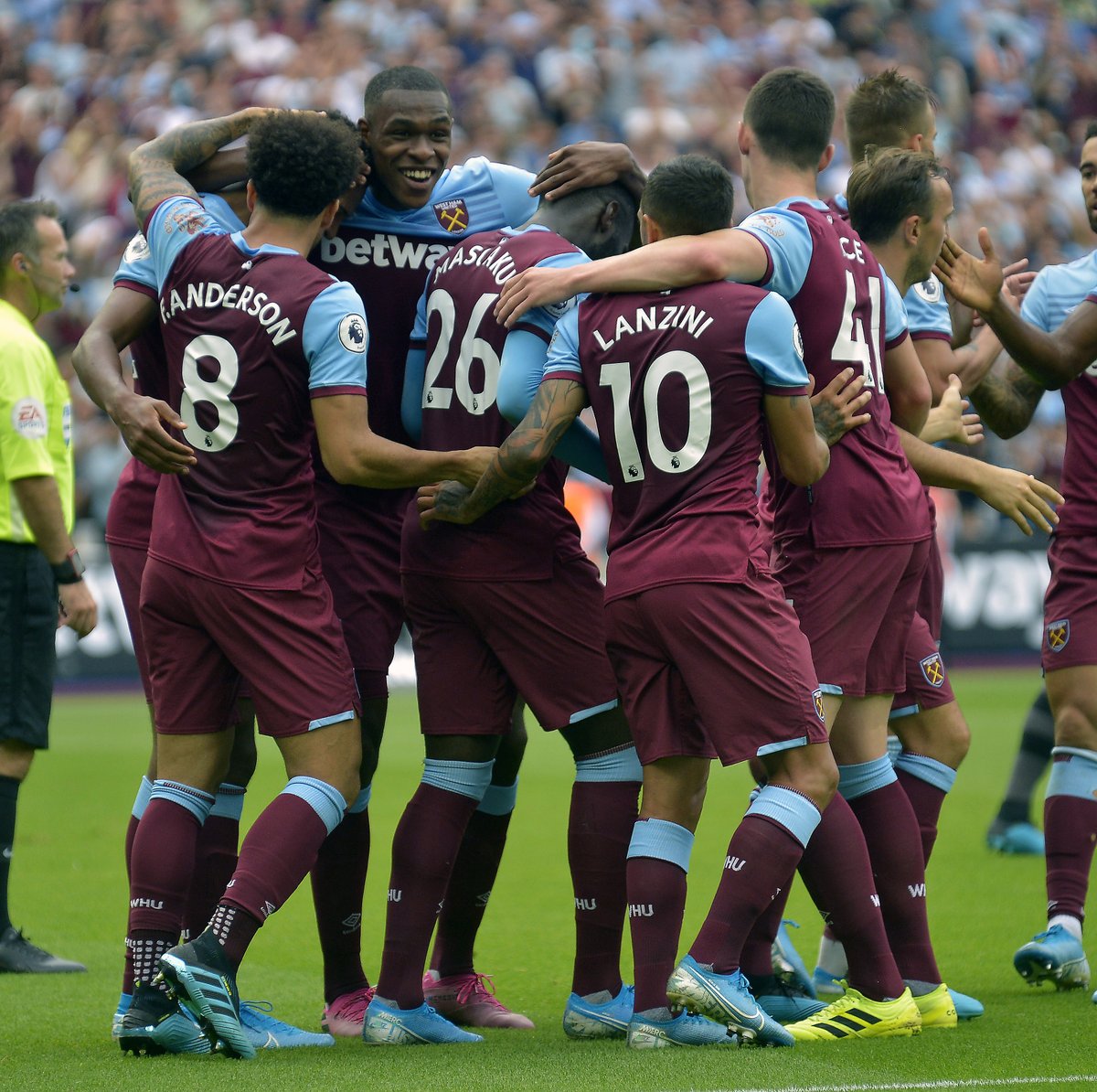 阿斯报：巴萨后卫埃里克·加西亚，未来三场仍将佩戴面罩出战（阿斯：埃里克·加西亚未来三战仍将佩戴面罩为巴萨出战）